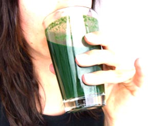 Spirulina in the morning: a rich green spirulina smoothie for breakfast - mmm!